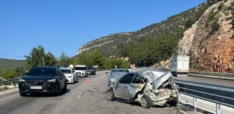 Antalya'da üç aracın karıştığı kaza: 1 ölü, 1 yaralı