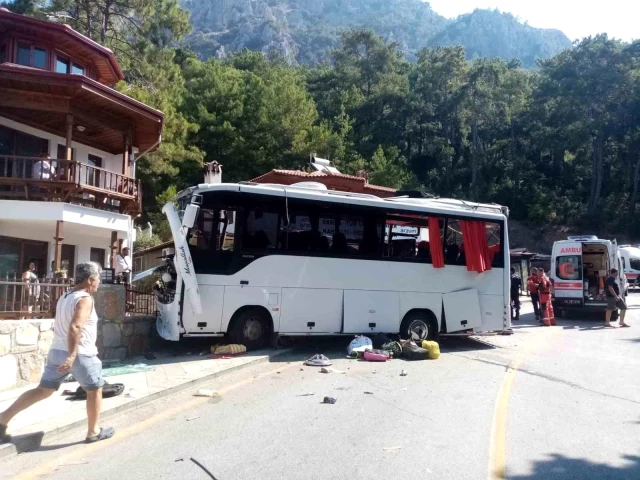 Freni boşalan tur otobüsü dehşet saçtı: 2 ölü, 4'ü ağır 28 yaralı