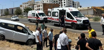 Şırnak'ın İdil ilçesinde hafif ticari araç şarampole devrildi, 1 kişi yaralandı