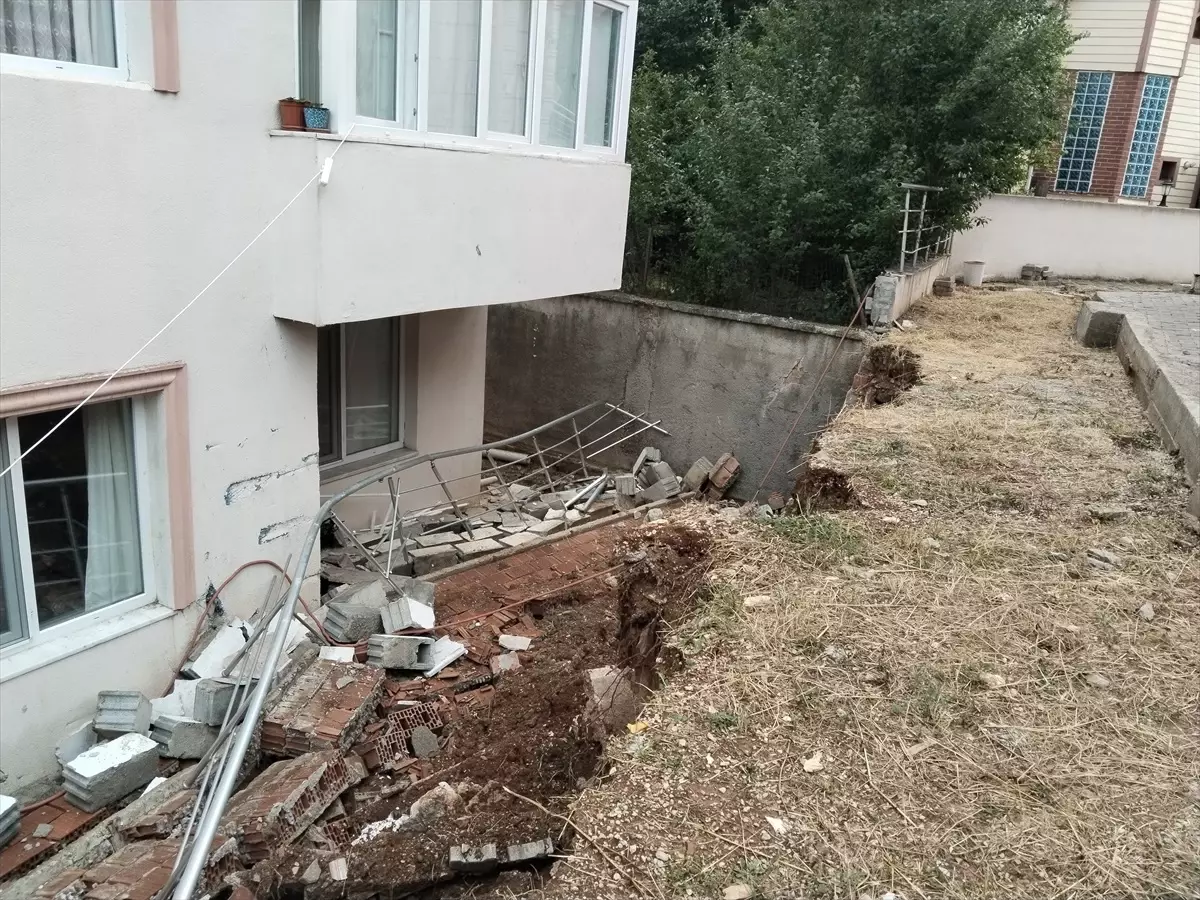 Safranbolu'da istinat duvarı çöktü, evin balkonu zarar gördü