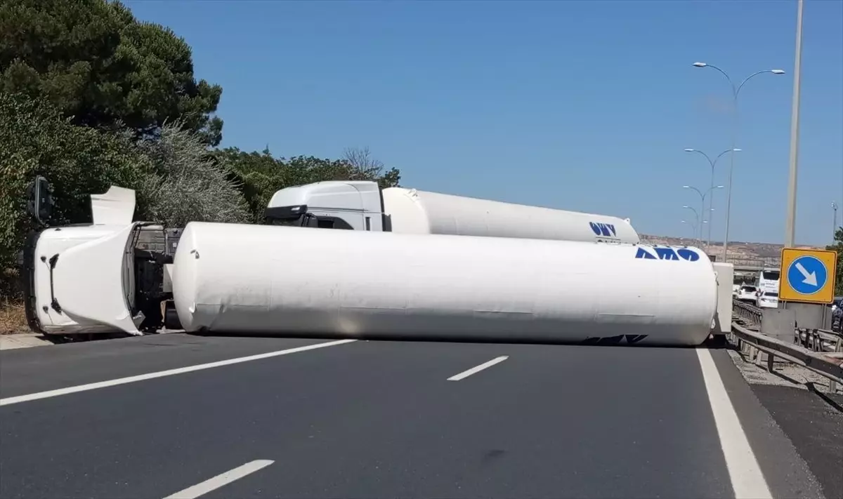 Çatalca'da Gaz Yüklü Tanker Devrildi, TEM Otoyolu Trafiğe Kapandı