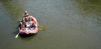 Düzce'de Adrenalin Tutkunları Melen Çayı'nda Rafting Yaptı