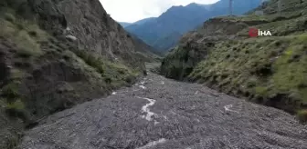 Erzurum'da heyelan otomobili dereye sürüklemişti: 10 aylık bebeği arama çalışmaları devam ediyor