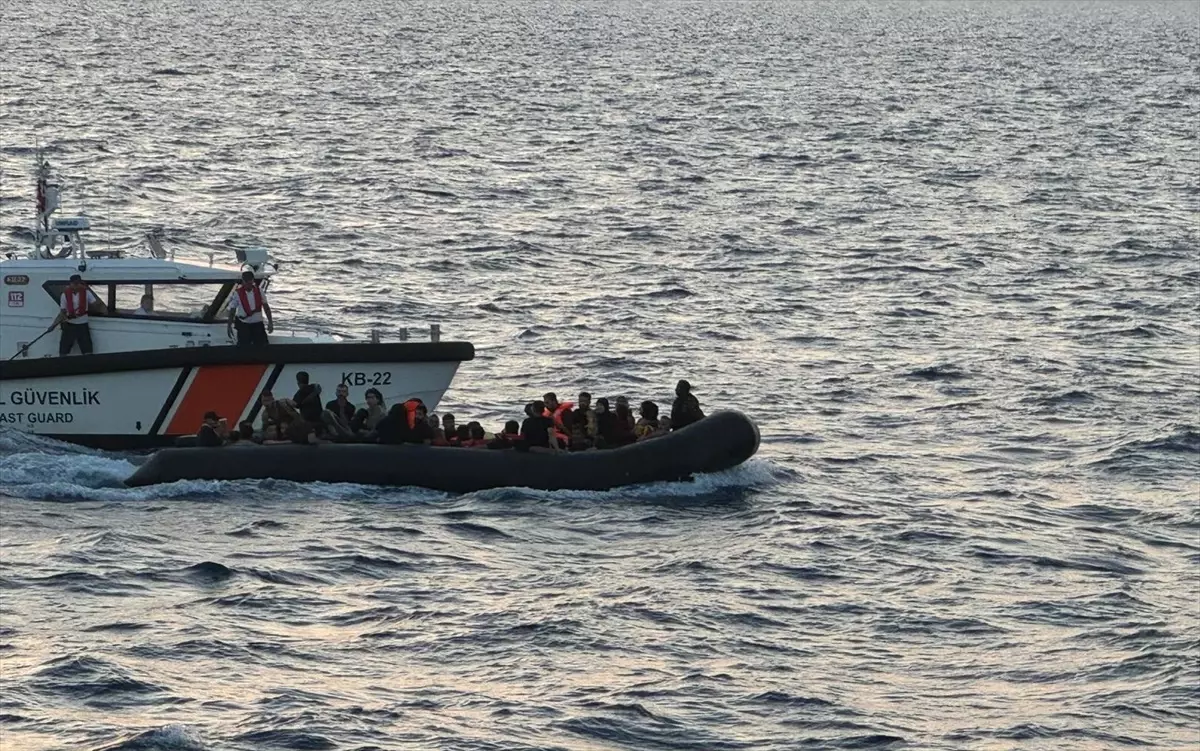 İzmir'de Yunanistan unsurları tarafından geri itilen düzensiz göçmenler kurtarıldı