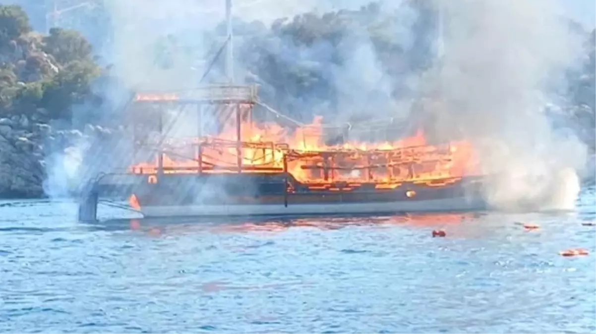 Muğla Marmaris'te gezi teknesinde yangın! Yaralılar var