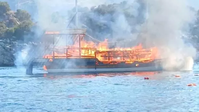 Fire on a tour boat in Marmaris, Muğla! There are injured people.