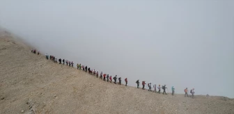 Niğde'de 15 Temmuz Demokrasi ve Milli Birlik Günü etkinlikleri kapsamında dağcılar Aladağlar'da 5 zirveye tırmandı