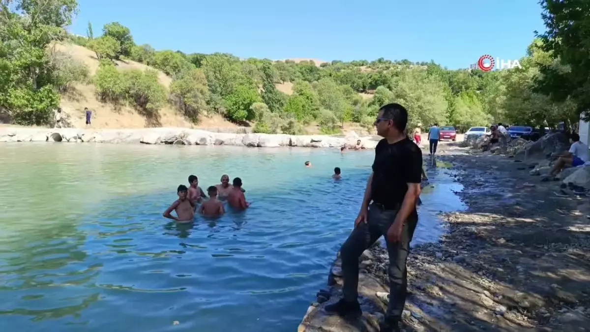 Tunceli'de sıcaktan bunalan vatandaşlar Tağar Çayı'na akın etti