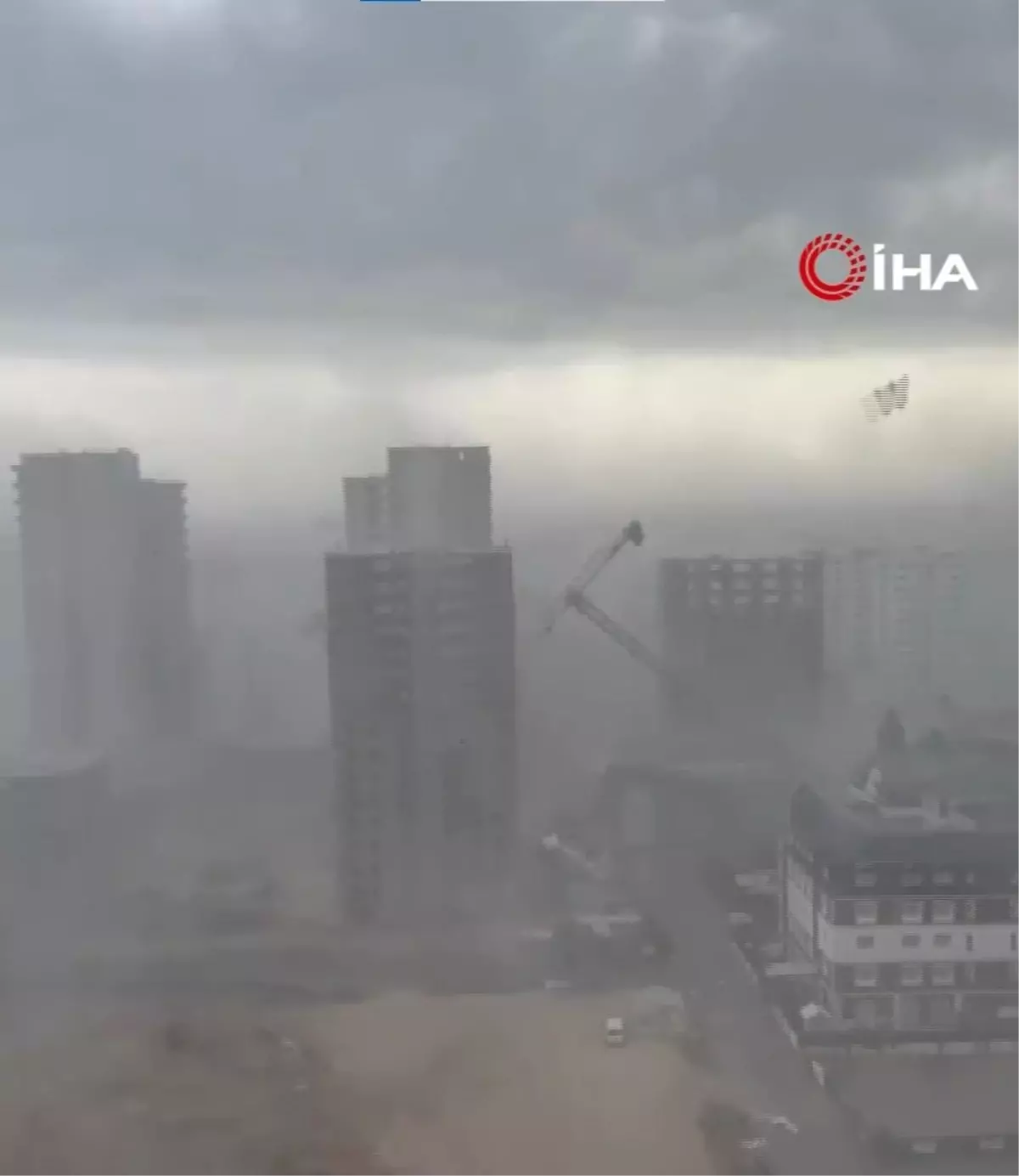 Vinç böyle devrildi! Adana'da şiddetli yağmur ve rüzgar hayatı felç etti!