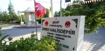 Şehit Ömer Halisdemir'in kabri ziyaretçi akınına uğruyor