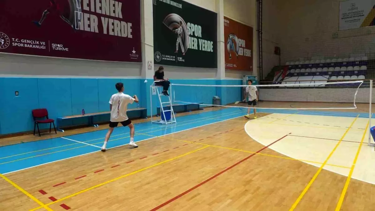 Afyonkarahisar'da 15 Temmuz Şehitlerini Anma Badminton Turnuvası Gerçekleştirildi