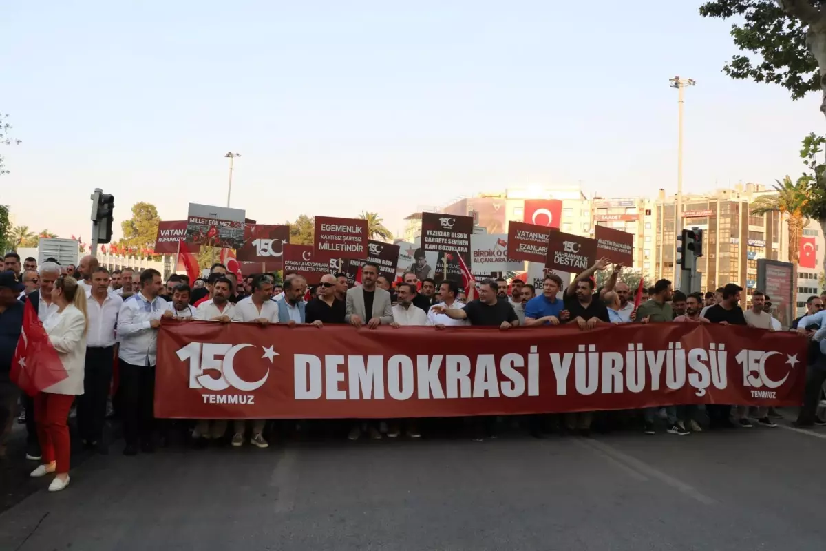 İzmir'de 15 Temmuz Demokrasi Yürüyüşü düzenlendi