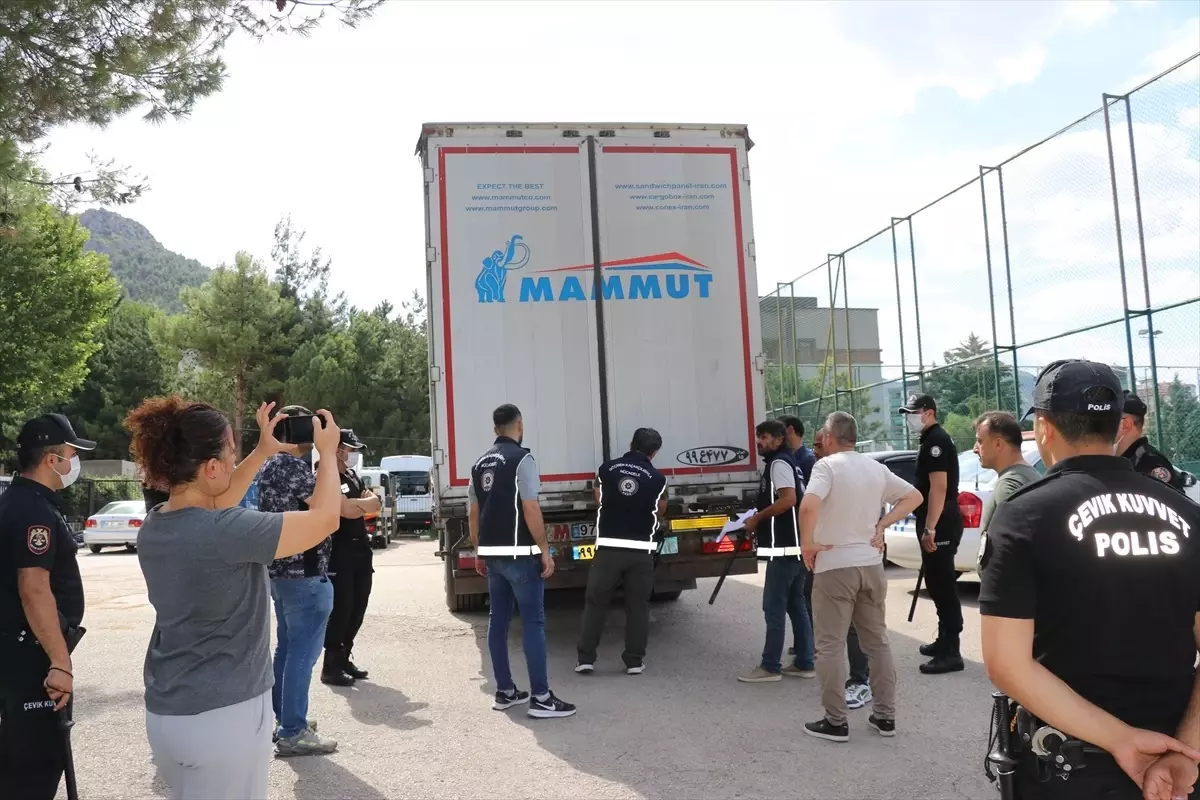Amasya'da alüminyum yüklü tırda 23 düzensiz göçmen yakalandı