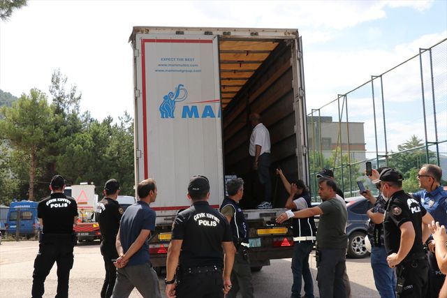 Amasya'da alüminyum yüklü tırda 23 düzensiz göçmen yakalandı