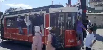 Beyoğlu'nda nostaljik tramvaydaki tehlikeli yolculuk kamerada