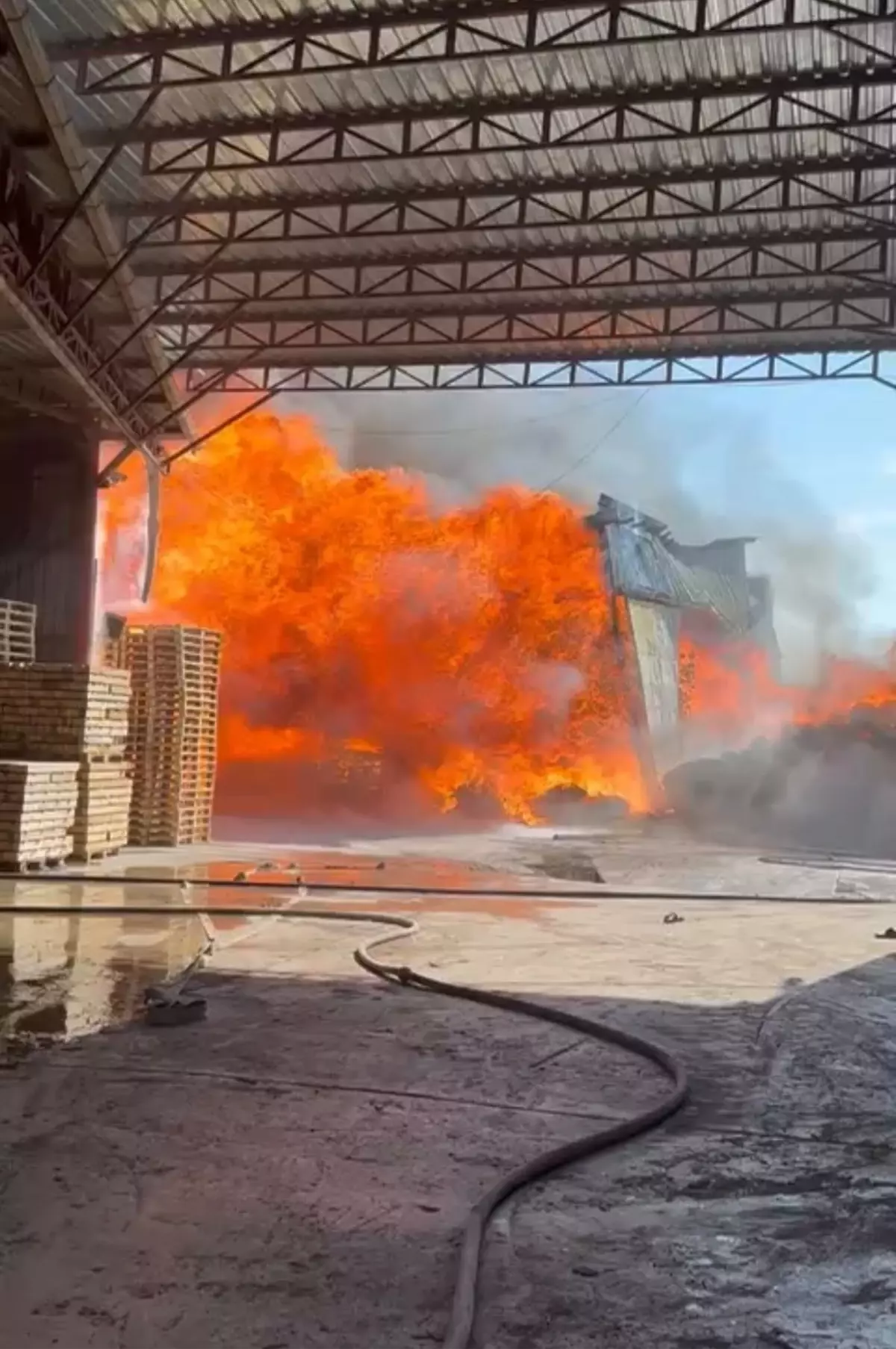 Bursa'da Kereste Fabrikasında Yangın Çıktı