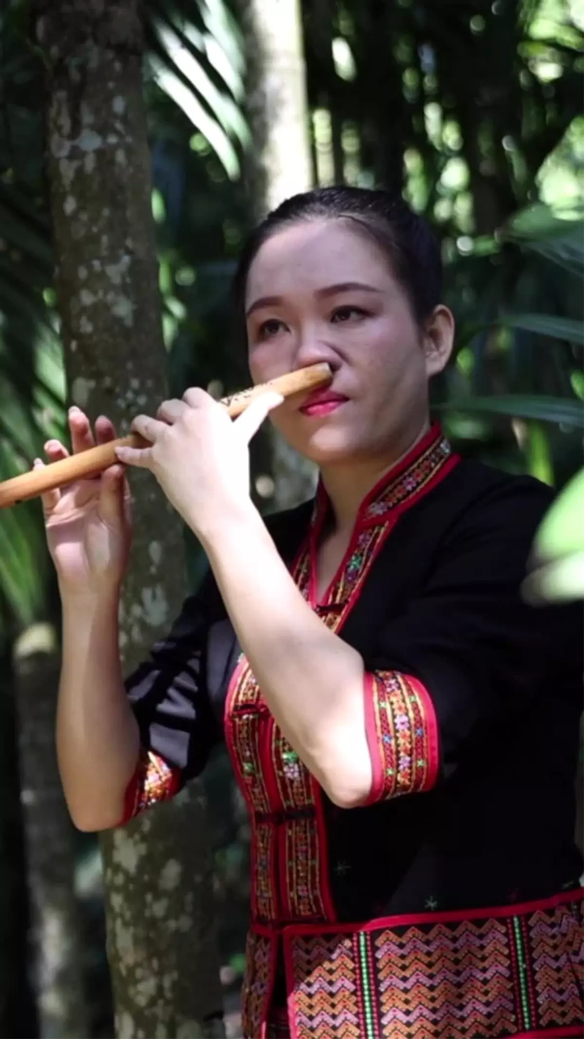 Çin'de Burun Flütü Çalan Sanatçının Görüntüleri Ortaya Çıktı