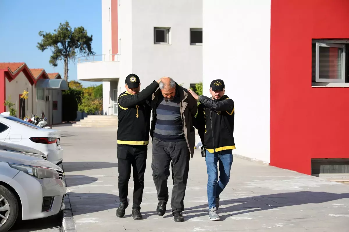 Adana'da Yol Verme Tartışması: Dolmuş Şoförü Tabancayla Vuruldu