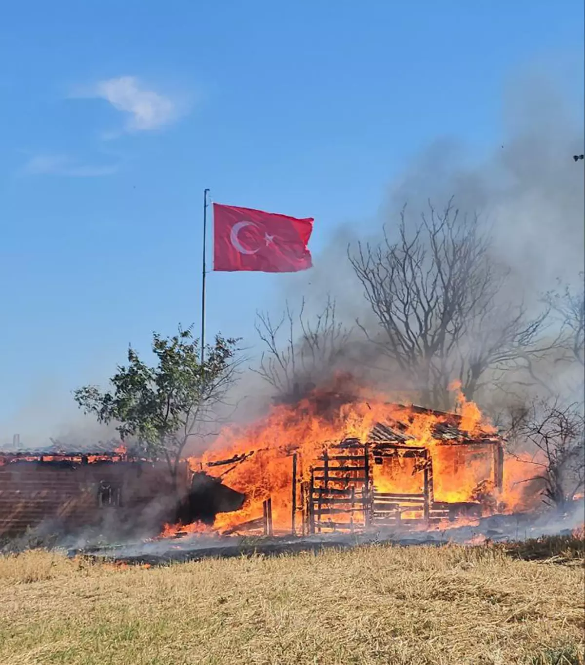 Edirne'de Biçilmiş Buğday Tarlasında Yangın