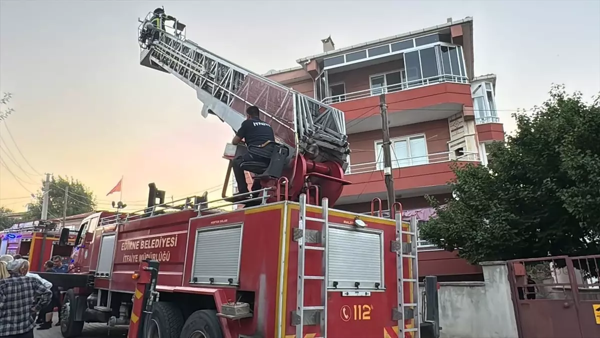 Edirne'de Yangında Mahsur Kalan 3 Kişi Kurtarıldı