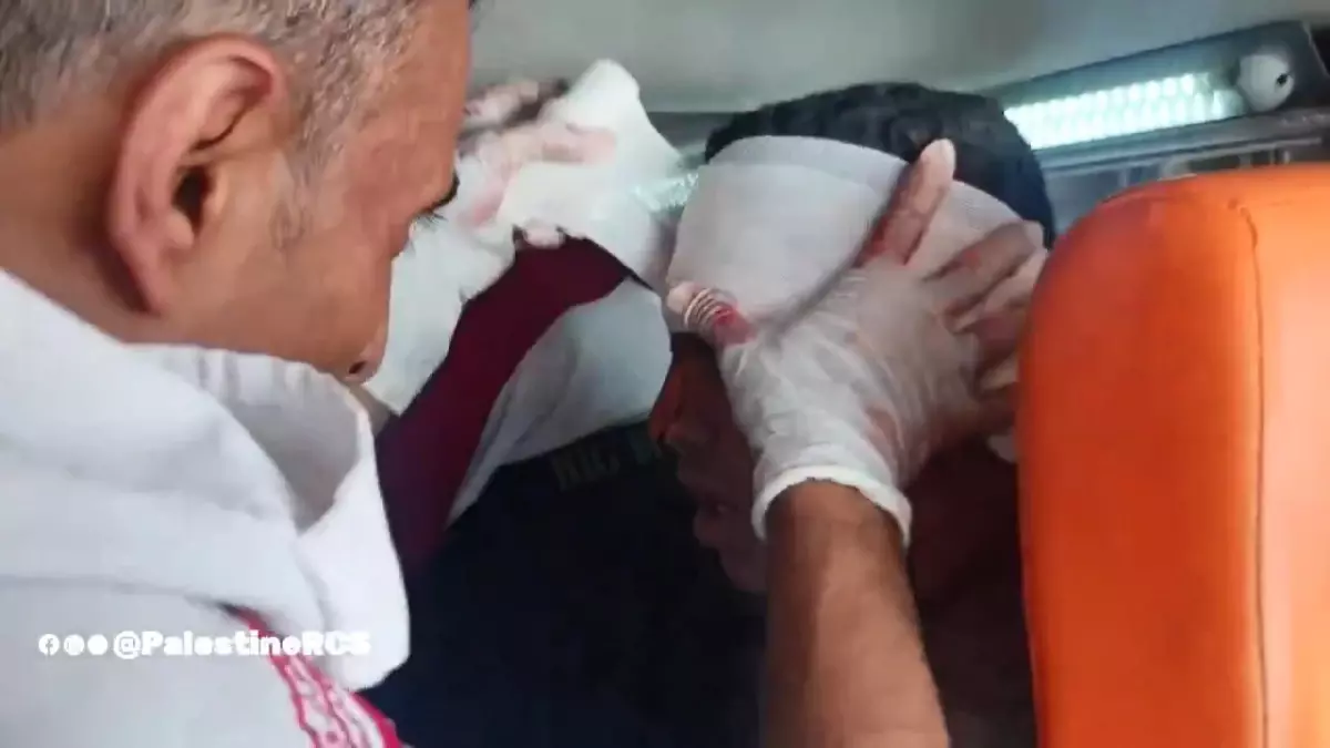 Filistin Kızılayı, Gazze'deki saldırı sonrası hayatını kaybedenleri ve yaralıları tahliye etti