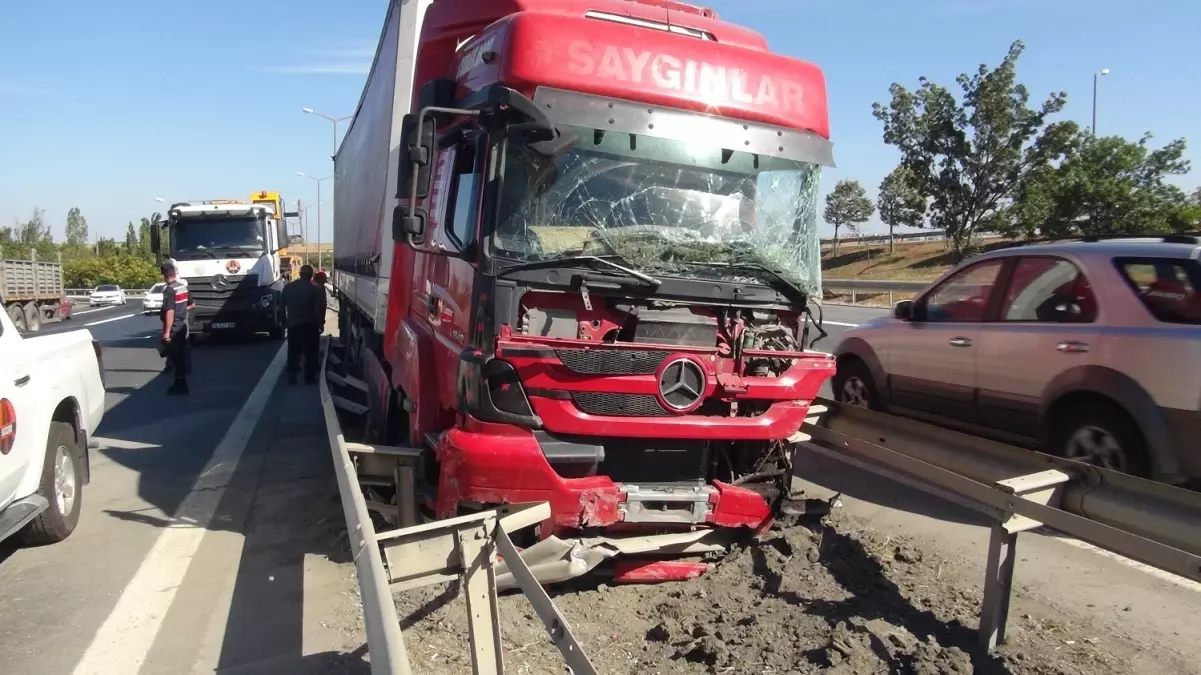 TEM Otoyolu'nda TIR ve cipin karıştığı kaza: 7 yaralı