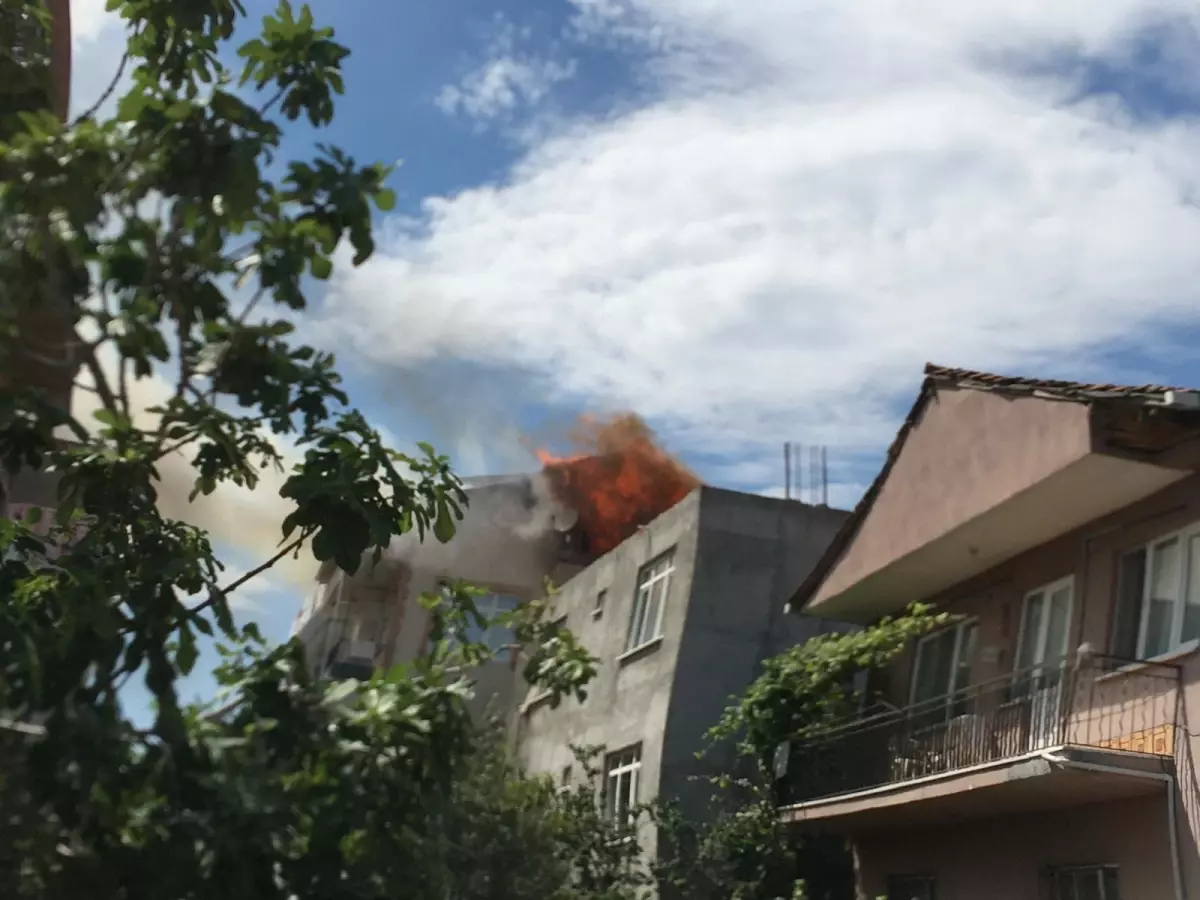 Körfez'de 3 Katlı Binanın Çatısında Yangın Çıktı