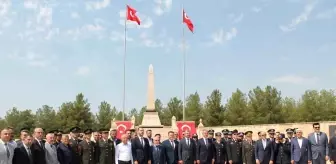 Mardin'de 15 Temmuz Demokrasi ve Milli Birlik Günü etkinlikleri kapsamında Selen Kışlası'ndaki şehitlik ziyaret edildi