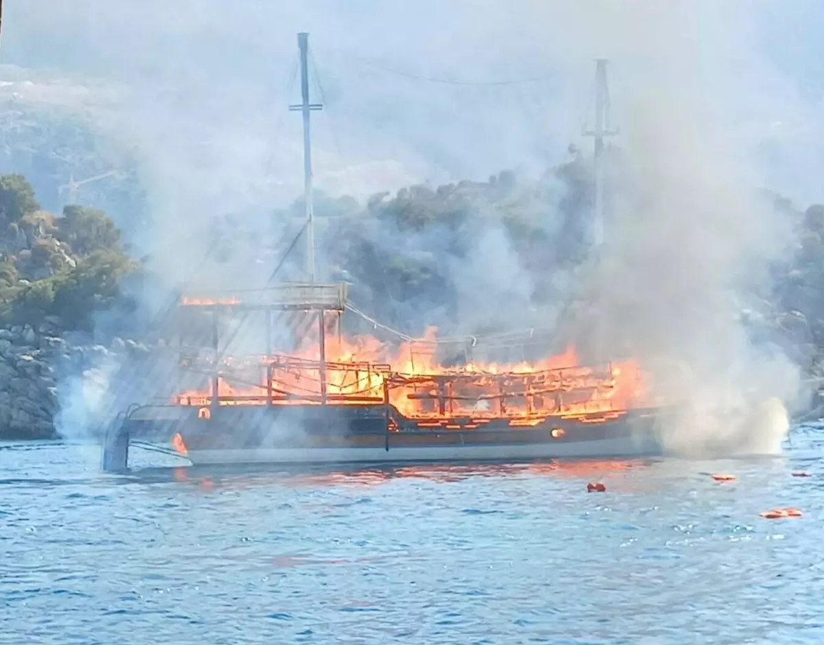 Marmaris'te Tur Teknesinde Yangın: 110 Kişi Tahliye Edildi, 4 Kişi Yaralandı