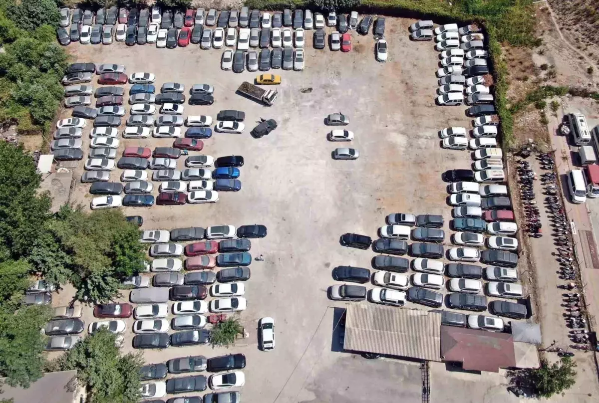Antalya'da Hacizli Araçlar Yıllardır Otoparklarda Bekliyor