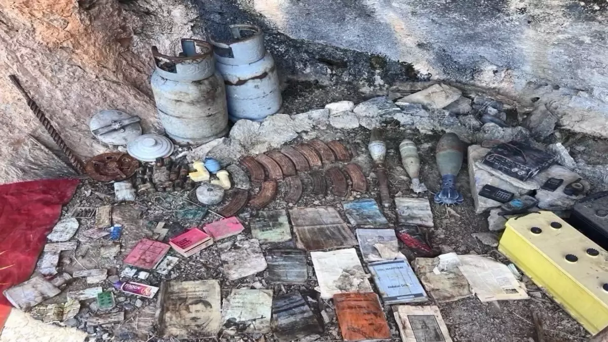 Pençe-Kilit Operasyonu Bölgesinde Teröristlerin Kullandığı Mağarada Mühimmat Ele Geçirildi