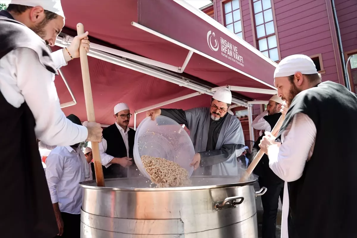 İstanbul'da Sümbül Efendi Merkez Tekkesi'nde binlerce kişilik aşure kaynatıldı