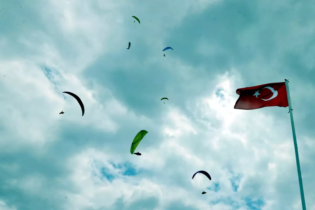 Tokat'ta Yamaç Paraşütü Yarışmaları Başladı