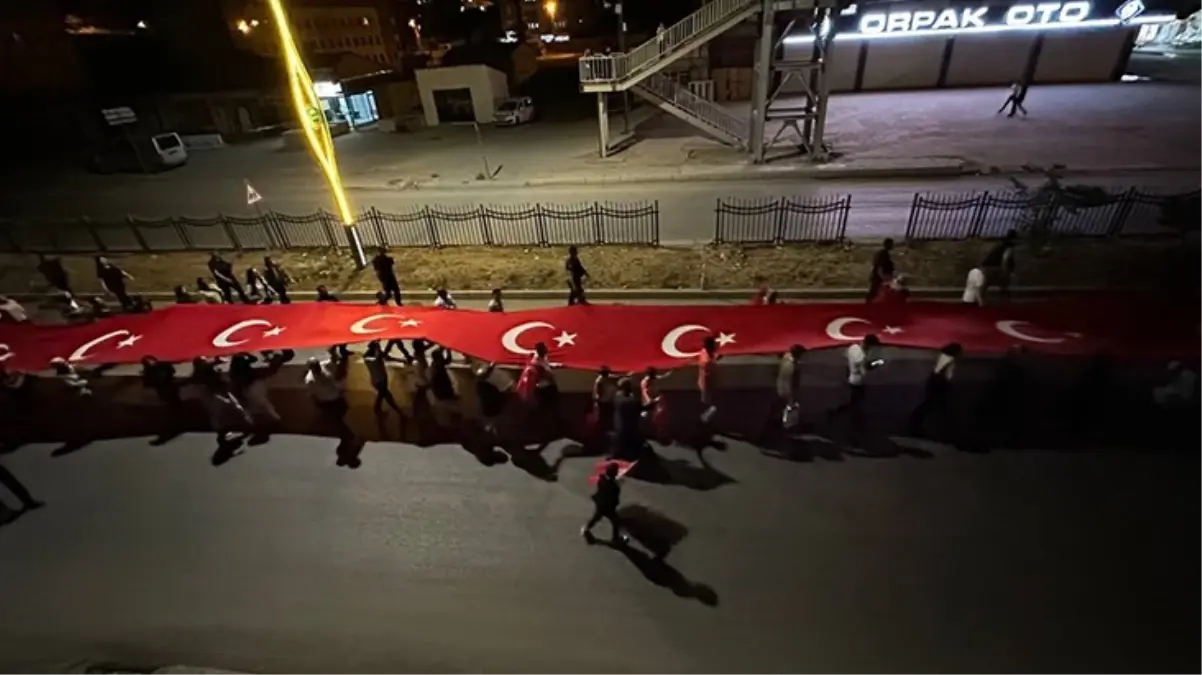 Hakkari'de 15 Temmuz yürüyüşü yapan gruba havai fişekli saldırı