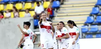 A Milli Kadın Futbol Takımı, Macaristan'ı 4-1 yenerek play-off'larda mücadele etmeyi garantiledi