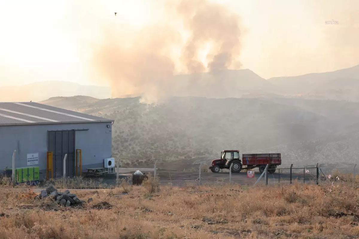 Adıyaman'da Otluk Alanında Çıkan Yangın Kontrol Altına Alınmaya Çalışılıyor