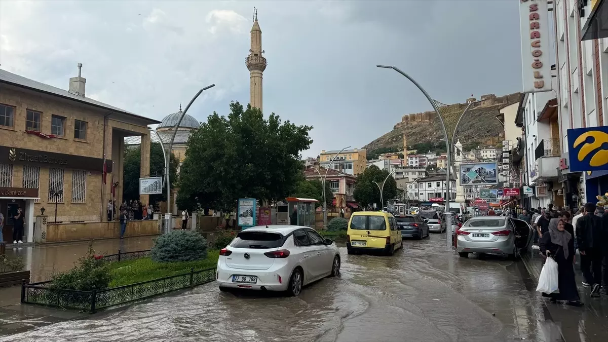 Bayburt'ta Sağanak Yağış Sonucu Cadde ve Sokaklar Su Bastı