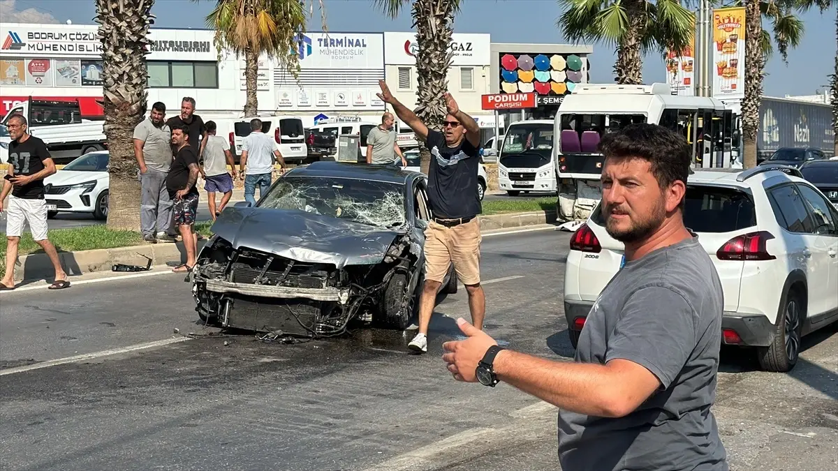 Bodrum'da Otomobil ile Minibüs Çarpıştı: 14 Yaralı