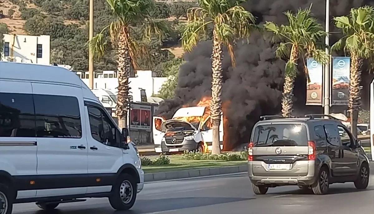 Bodrum'da seyir halindeki servis minibüsü yanarak kullanılamaz hale geldi