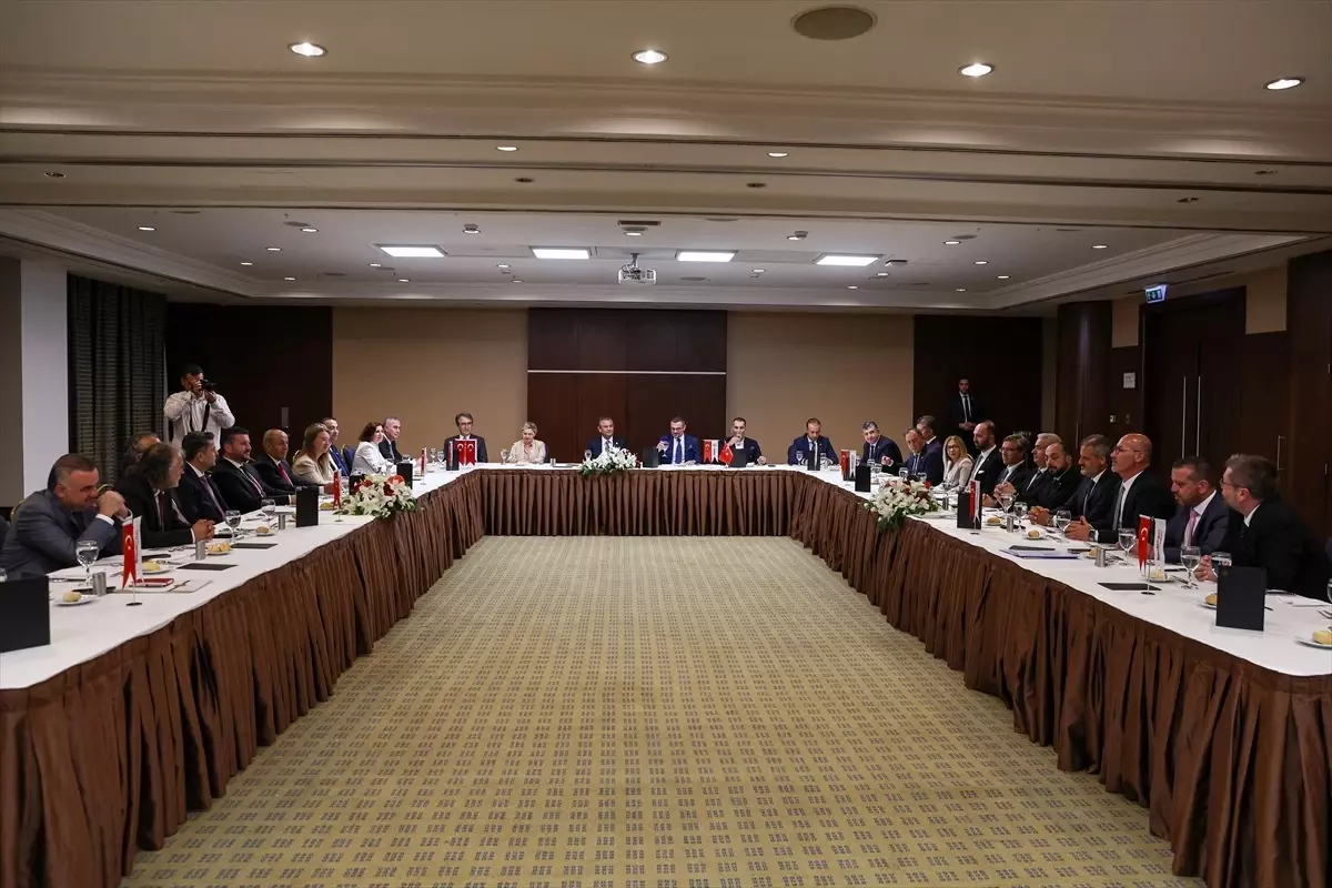 CHP Genel Başkanı Özgür Özel, BAKSİFED yönetim kurulu üyeleriyle bir araya geldi