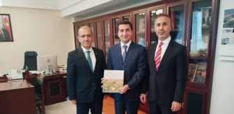 Türkiye'nin Azerbaycan Büyükelçiliği'nden Hikmet Hacıyev'e kitap hediyesi