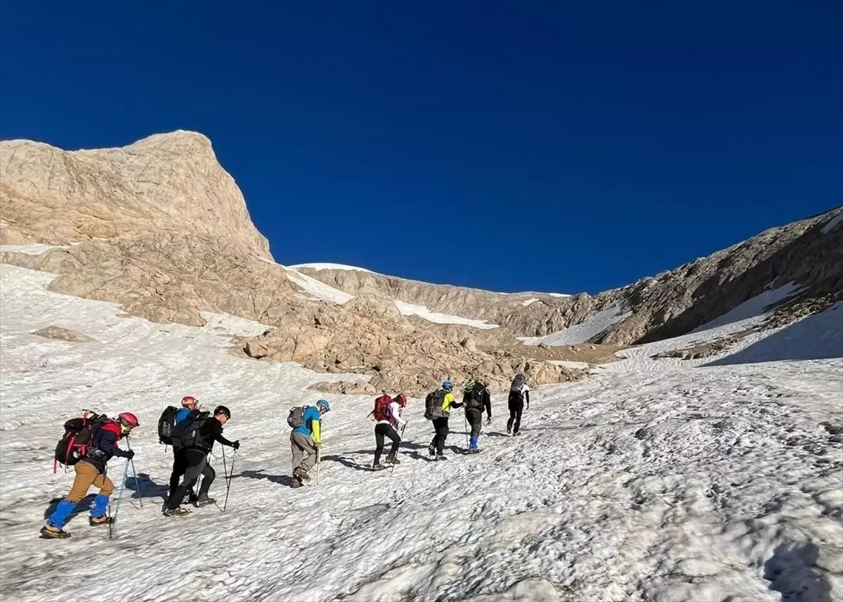 Hakkari'de 25 Dağcı Uludoruk Zirvesine Ulaştı