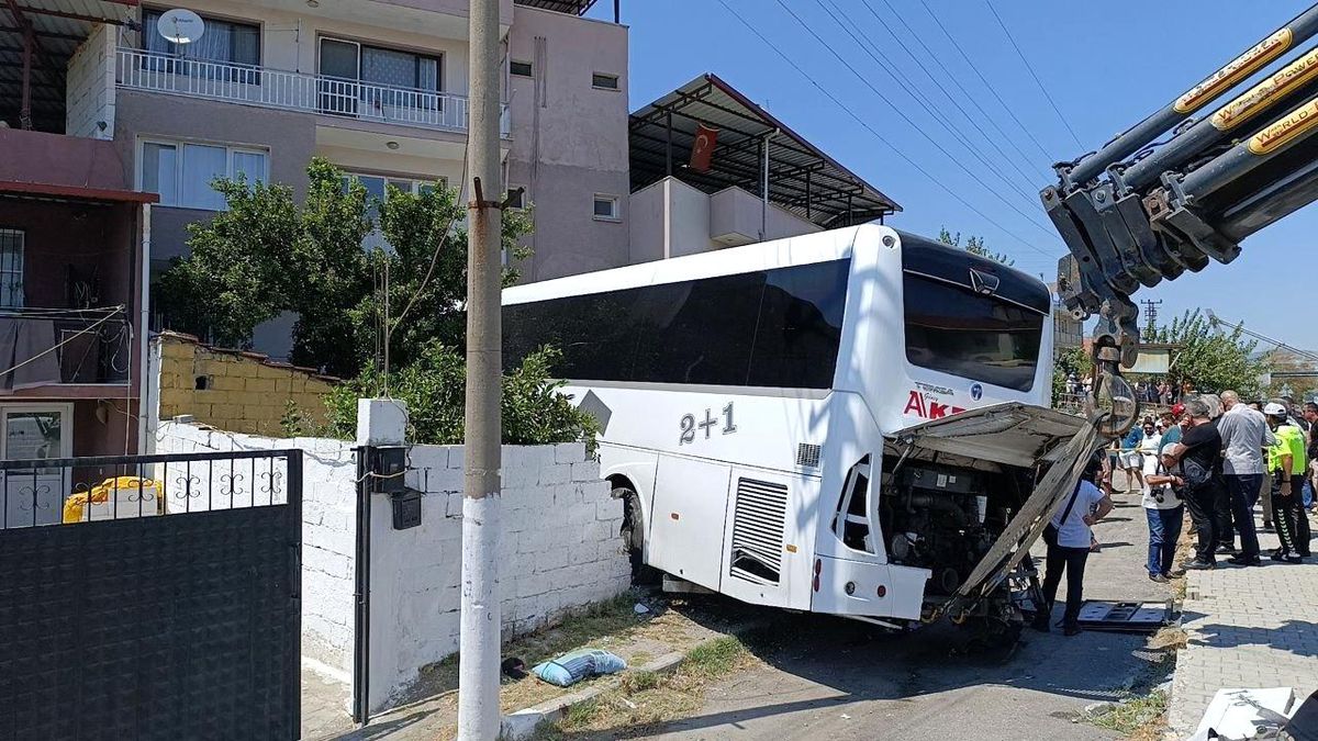Aydın'da akıllı kavşakta meydana gelen otobüs kazasında 1 kişi öldü, 12 kişi yaralandı