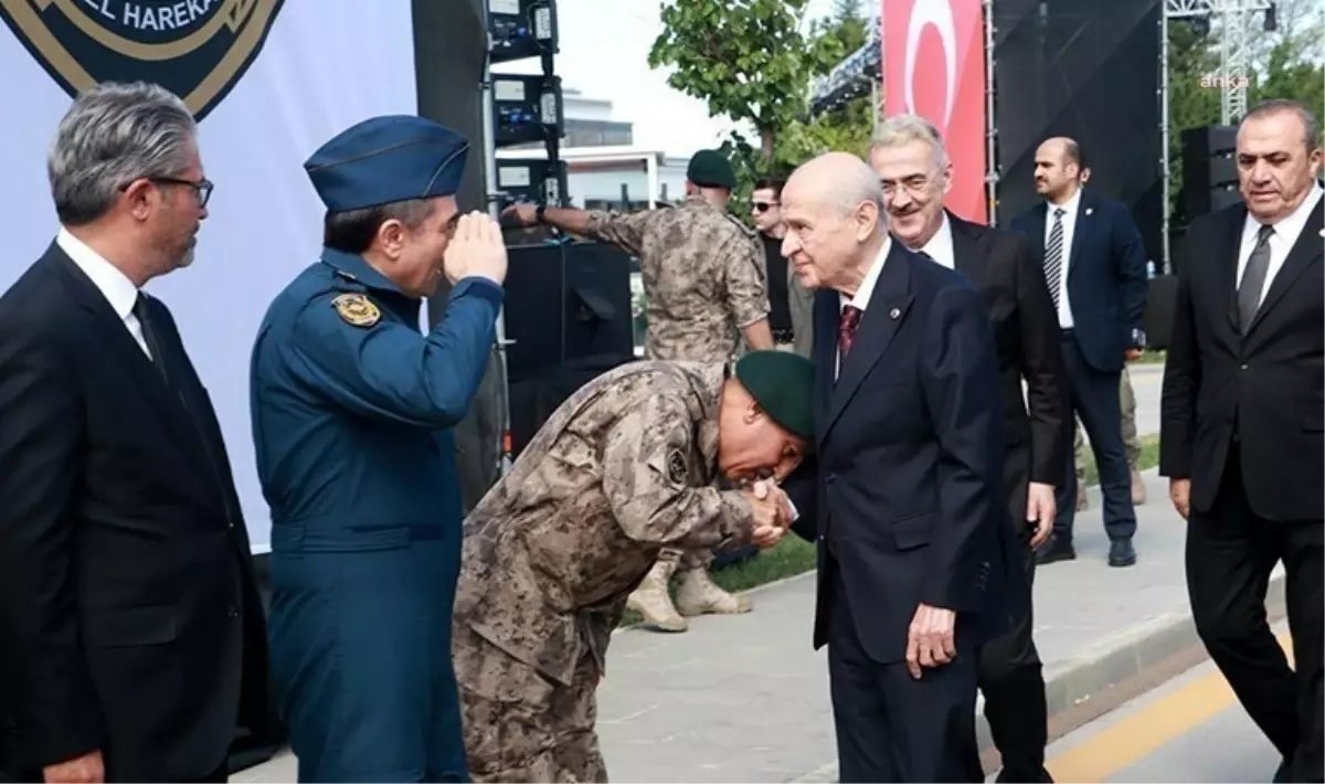 Polis Özel Harekat Başkanı'nın MHP liderinin elini öpmesi tepkilere neden oldu