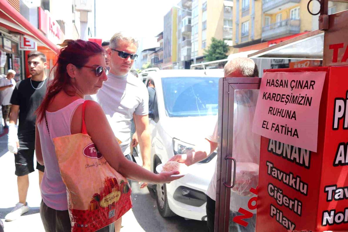 İzmir'de Gümüşçü Esnafına Saldırı Sonrası Pilav ve Kitap Hayrı Düzenlendi