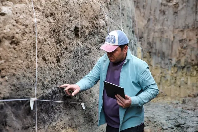 Van YYÜ, Türkiye-İran sınırında deprem araştırması yapıyor Van YYÜ, Türkiye-İran sınırında deprem araştırması yapıyor