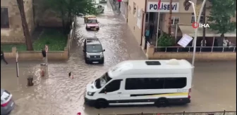 Bayburt'ta sağanak yağış cadde ve sokakları su bastı