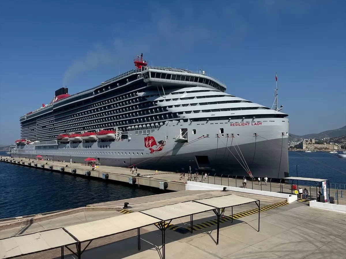Bahamalar bayraklı "Resilient Lady" kruvaziyeri Bodrum Limanı'na geldi