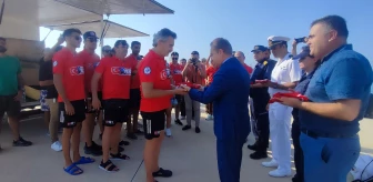ESKİ Devlet Bakanı Kürşad Tüzmen ve 7 Sporcu Kıbrıs'a Yüzerek Türk Bayrağı Götürüyor