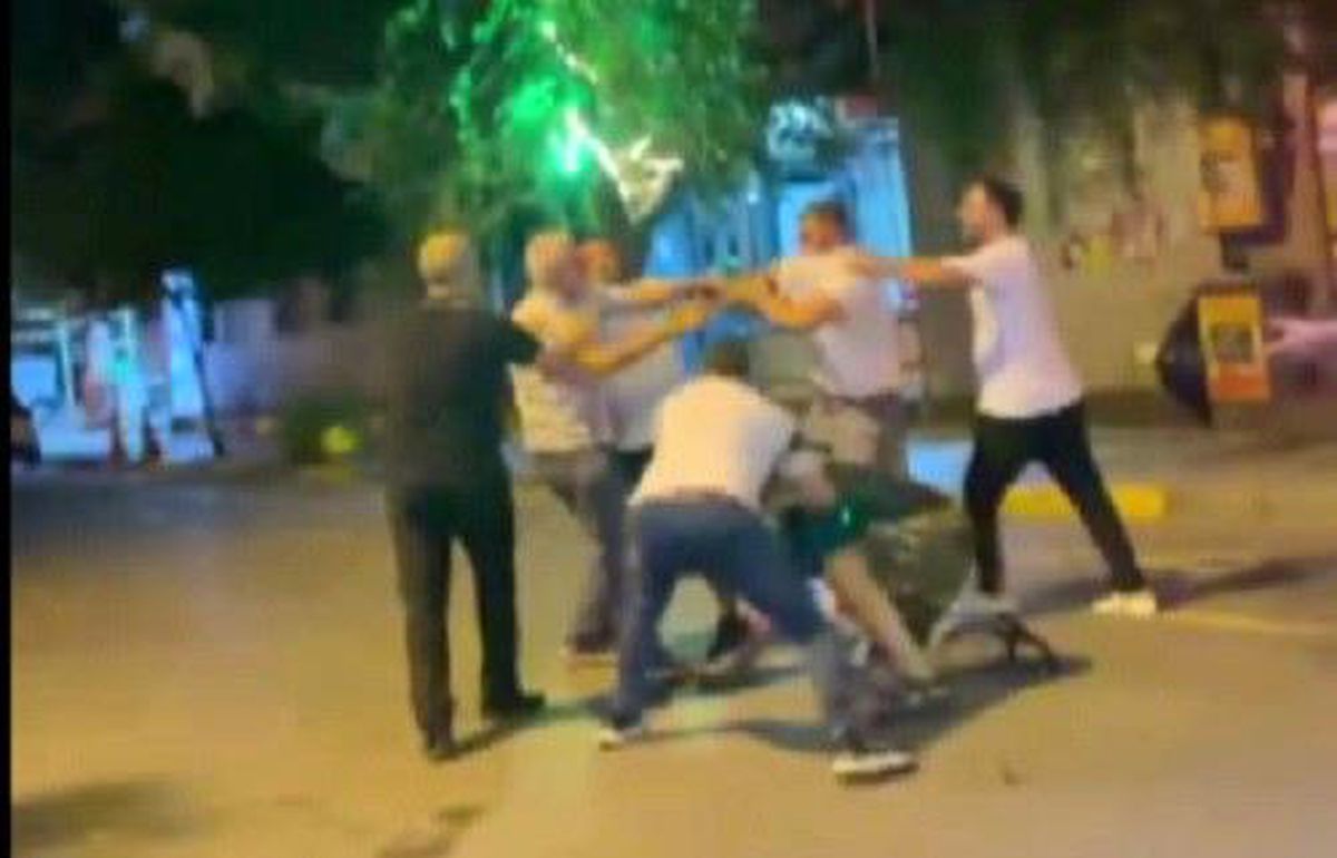 İzmir'de iki grup arasında çıkan kavga cep telefonu kamerasına yansıdı